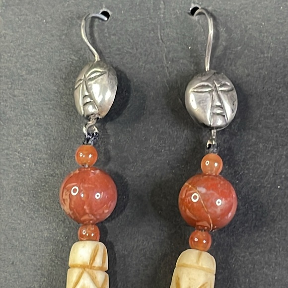 Vintage dangle earring with bone, jade, carnelian and sterling silver. - Picture 2 of 4